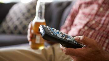 Нарколог объяснил, почему не стоит пить перед телевизором