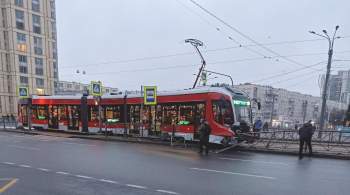 В Петербурге сошел с рельсов трамвай