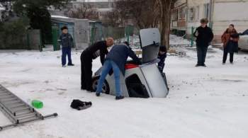 В Ростовской области машина с водителем провалилась под асфальт 