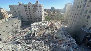Крушение многоэтажки с офисами СМИ в Газе после авиаудара попало на видео