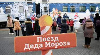 Сказочный поезд Деда Мороза сделал остановку в Санкт-Петербурге