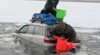 На Байкале автомобиль с туристами провалился под лед, все спаслись