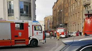 В Петербурге пожарные спасли трех человек с балкона горящей квартиры