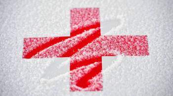 Медики скорой помощи пробрались по снегу к столетней пациентке на Кубани
