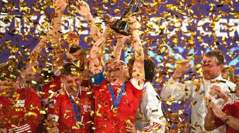 Собянин вручил награды чемпионам мира по пляжному футболу