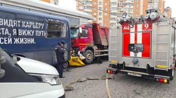 В Москве грузовик раздавил такси