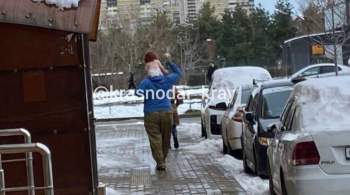 В Краснодаре ребенка в одном подгузнике вывели зимой на улицу 