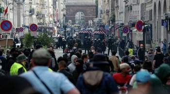 В Париже на митинге против COVID-пропусков применили слезоточивый газ