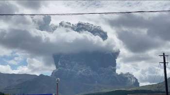 Японцам напомнили о безопасных зонах рядом с извергающимся вулканом Асо