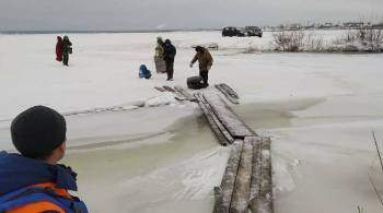 В Красноярском крае спасатели эвакуировали рыбаков со льда Енисея