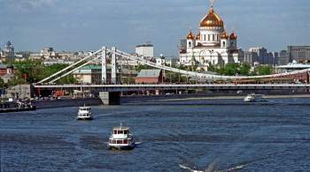 Поверхность Москвы-реки в районе Крымского моста очистили от загрязнения