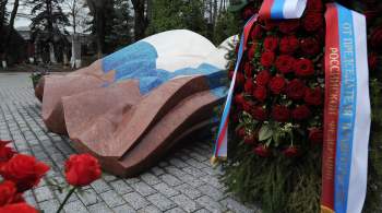 К могиле Бориса Ельцина на Новодевичьем кладбище несут цветы