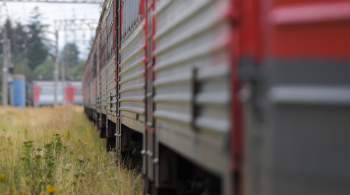 В Приангарье задержали два поезда из-за столкновения локомотива и грузовика 