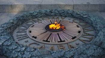 Жители Киева несут цветы к Вечному огню в День Победы