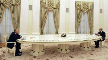 В Кремле рассказали о столе, за которым Путин общался с Макроном и Шольцем