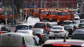 В Москве коммунальщики приступили к промывке дорог и тротуаров