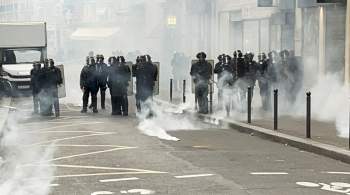 Полиция в Париже разогнала протестующих против пенсионной реформы