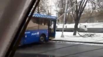 В Москве на Волоколамском шоссе автобус въехал в мачту освещения