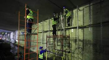 На новой станции метро  Сокольники  начали монтировать панели на потолке