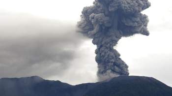В Индонезии эвакуировали 2200 человек из-за повышенной активности вулкана 