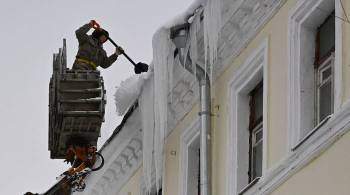 В Кирове коляска с ребенком оказалась завалена рухнувшим с крыши снегом