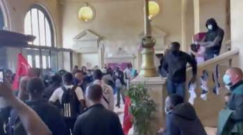 Мусорщики устроили погром в мэрии одного из округов Парижа