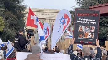 В Женеве у здания ООН сотни человек собрались в поддержку заложников ХАМАС 