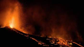 Извергающий лаву вулкан на Канарах начал уничтожать жилые дома