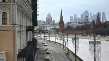 На Бережковской набережной в Москве автомобиль упал в реку