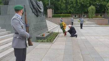 Глава Германии возложил венок в советском военном мемориале в Берлине